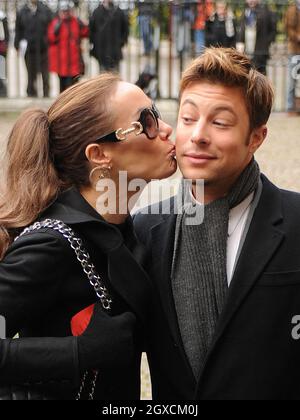 Tara Palmer Tomkinson embrasse Duncan James lorsqu'ils arrivent aux Woman's Own Children of courage Awards 2008 à l'abbaye de Wesminster, dans le centre de Londres. Banque D'Images