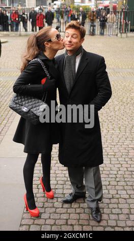 Tara Palmer Tomkinson embrasse Duncan James lorsqu'ils arrivent aux Woman's Own Children of courage Awards 2008 à l'abbaye de Wesminster, dans le centre de Londres. Banque D'Images