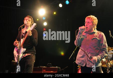 Pete Doherty de Babyshambles (à gauche) et Roger Daltrey de l'OMS (à droite) exécutent ensemble un concert à l'aide de la Teenage cancer Trust à l'Académie Carling Bristol. Banque D'Images