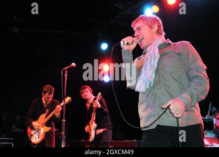 Pete Doherty de Babyshambles (à gauche) et Roger Daltrey de l'OMS (à droite) exécutent ensemble un concert à l'aide de la Teenage cancer Trust à l'Académie Carling Bristol. Banque D'Images