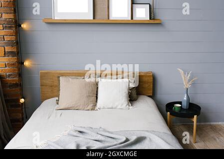 Chambre principale pour une famille élégante. Cette chambre moderne présente un intérieur gris tendance dans un style scandinave Banque D'Images