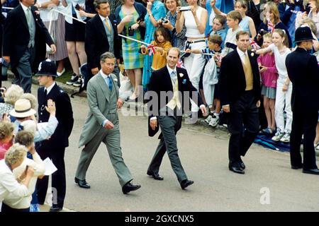 Le prince Edward (au centre), le plus jeune fils de la reine Elizabeth II de Grande-Bretagne, et le prince de Galles (à gauche) et le duc d'York de son frère, traversent le château de Windsor jusqu'à la chapelle Saint-Georges où Edward épousera Sophie Rhys-Jones. Banque D'Images