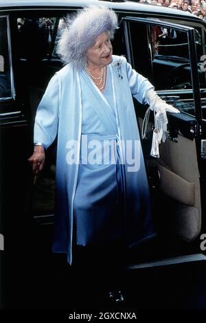 HRH la reine Elizabeth, la reine mère, arrive à la chapelle Saint-Georges dans les jardins du château de Windsor pour le mariage de son petit-fils le prince Edward, le plus jeune fils de la reine Elizabeth II de Grande-Bretagne, et de Sophie Rhys-Jones. Banque D'Images