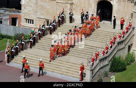 Les Beefeaters quittent St, George's Chapel à la suite de l'ordre du Garter Service au château de Windsor. Banque D'Images