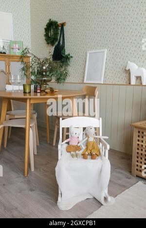 Jouets faits maison pour enfants sur une chaise haute blanche à l'intérieur d'une chambre pour enfants dans la maison Banque D'Images