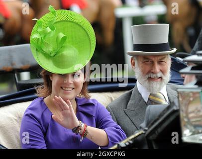 La princesse Eugénie et le prince Michael de Kent arrivent en voiture le jour de la Ladies de Royal Ascot à l'hippodrome d'Ascot Banque D'Images