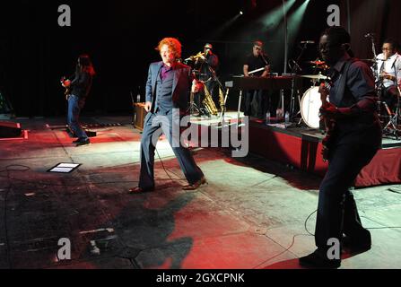 Mick Hucknall et Simply Red se sont produits sur scène à Westonbirt Abortetum à Tetbury, en Angleterre. Banque D'Images