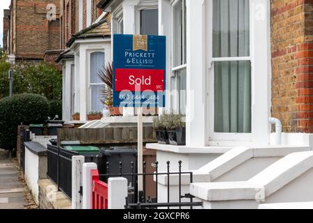 Londres. ROYAUME-UNI. 10.03.2021. Une propriété a vendu signe à l'extérieur d'une maison de terrasse de banlieue avec des prix de propriété augmentant de façon spectaculaire dans la campagne. Banque D'Images