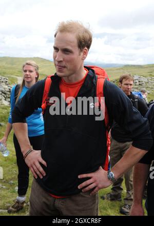 Le Prince William, patron de Centerpoint et patron de Mountain Rescue England and Wales, se joint à un groupe de jeunes sans abri de Centerpoint, dirigé par des chefs d'équipe de sauvetage de montagne, pour une promenade en chute à Cumbria le 24 juillet 2009. Banque D'Images