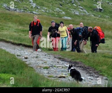 Le Prince William, patron de Centerpoint et patron de Mountain Rescue England and Wales, se joint à un groupe de jeunes sans abri de Centerpoint, dirigé par des chefs d'équipe de sauvetage de montagne, pour une promenade en chute à Cumbria le 24 juillet 2009. Banque D'Images