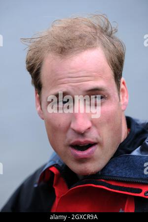 Le Prince William, patron de Centerpoint et patron de Mountain Rescue England and Wales, se joint à un groupe de jeunes sans abri de Centerpoint, dirigé par des chefs d'équipe de sauvetage de montagne, pour une promenade en chute à Cumbria le 24 juillet 2009. Banque D'Images