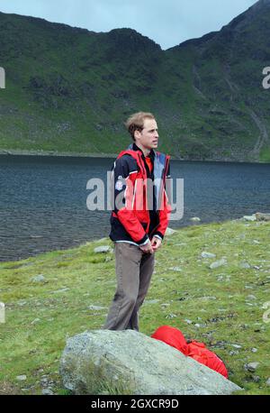 Le Prince William, patron de Centerpoint et patron de Mountain Rescue England and Wales, se joint à un groupe de jeunes sans abri de Centerpoint, dirigé par des chefs d'équipe de sauvetage de montagne, pour une promenade en chute à Cumbria le 24 juillet 2009. Banque D'Images