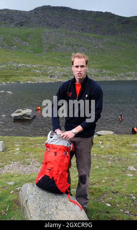 Le Prince William, patron de Centerpoint et patron de Mountain Rescue England and Wales, se joint à un groupe de jeunes sans abri de Centerpoint, dirigé par des chefs d'équipe de sauvetage de montagne, pour une promenade en chute à Cumbria le 24 juillet 2009. Banque D'Images