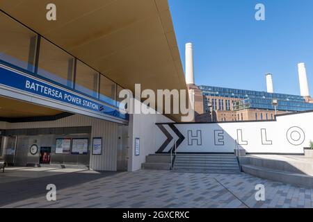 L'entrée et la piste de la nouvelle station de métro Battersea Power Station de Londres avec la centrale électrique du même nom en arrière-plan. Banque D'Images