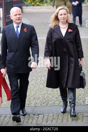 William Hague et sa femme Ffion Jenkins arrivent pour un service spécial commémorant le décès de la génération de combattants de la première Guerre mondiale à l'abbaye de Westminster le 11 novembre 2009 à Londres, en Angleterre. Banque D'Images