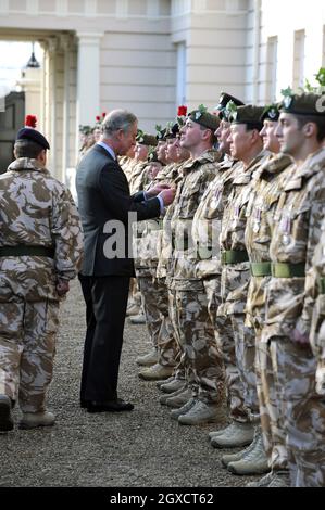 Le Prince Charles, Prince de Galles, remet des médailles de campagne en Afghanistan aux membres du 4e Bataillon, The Mercian Regiment, à Clarence House. Banque D'Images