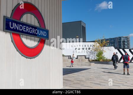 Londres. ROYAUME-UNI. 10.03.2021. Le panneau de métro de Londres et la piste de la nouvelle station de puissance Battersea, extension de la ligne Nord. Banque D'Images