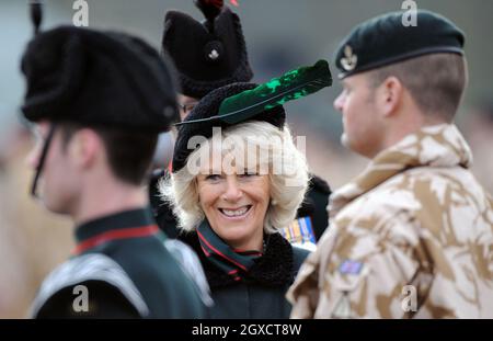 Camilla, duchesse de Cornwall, colonel royal, présente les médailles de la campagne afghane aux soldats du 4e Bataillon, les fusils à fusil, au camp de Bulford Banque D'Images