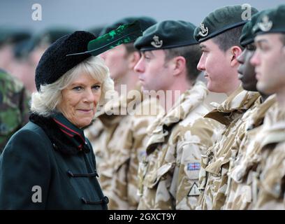 Camilla, duchesse de Cornwall, colonel royal, présente les médailles de la campagne afghane aux soldats du 4e Bataillon, les fusils à fusil, au camp de Bulford Banque D'Images