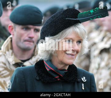 Camilla, duchesse de Cornwall, colonel royal, présente les médailles de la campagne afghane aux soldats du 4e Bataillon, les fusils à fusil, au camp de Bulford Banque D'Images