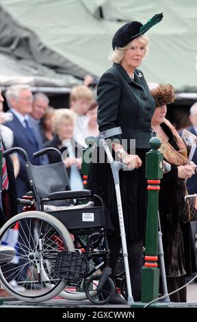 Camilla, la Duchesse de Cornwall se tient sur des béquilles alors qu'elle regarde un défilé lorsqu'elle présente des médailles de campagne en Afghanistan aux soldats du 4e Bataillon les Rifles au camp de Bulford, dans le Wiltshire, le 5 mai 2010. Banque D'Images