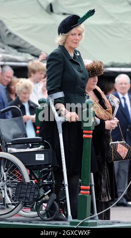 Camilla, la Duchesse de Cornwall se tient sur des béquilles alors qu'elle regarde un défilé lorsqu'elle présente des médailles de campagne en Afghanistan aux soldats du 4e Bataillon les Rifles au camp de Bulford, dans le Wiltshire, le 5 mai 2010. Banque D'Images