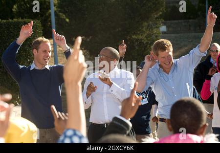 Le Prince William, le Prince Harry et le Prince Seeiso dansent avec les enfants au Mamoheto Network Club pour les enfants touchés par le VIH au Palais du Roi Letsie à Maseru, au Lesotho, le 17 juin 2010. Banque D'Images