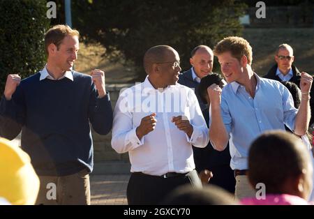 Le Prince William, le Prince Harry et le Prince Seeiso dansent avec les enfants au Mamoheto Network Club pour les enfants touchés par le VIH au Palais du Roi Letsie à Maseru, au Lesotho, le 17 juin 2010. Banque D'Images