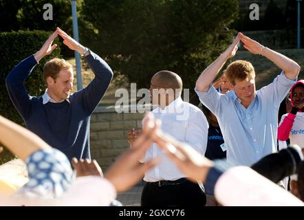 Le Prince William, le Prince Harry et le Prince Seeiso dansent avec les enfants au Mamoheto Network Club pour les enfants touchés par le VIH au Palais du Roi Letsie à Maseru, au Lesotho, le 17 juin 2010. Banque D'Images