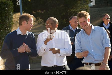 Le Prince William, le Prince Harry et le Prince Seeiso dansent avec les enfants au Mamoheto Network Club pour les enfants touchés par le VIH au Palais du Roi Letsie à Maseru, au Lesotho, le 17 juin 2010. Banque D'Images