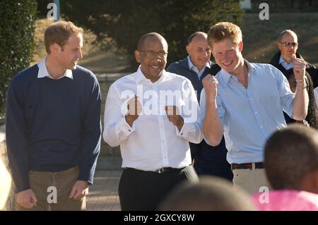 Le Prince William, le Prince Harry et le Prince Seeiso dansent avec les enfants au Mamoheto Network Club pour les enfants touchés par le VIH au Palais du Roi Letsie à Maseru, au Lesotho, le 17 juin 2010. Banque D'Images