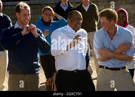 Le Prince William, le Prince Harry et le Prince Seeiso dansent avec les enfants au Mamoheto Network Club pour les enfants touchés par le VIH au Palais du Roi Letsie à Maseru, au Lesotho, le 17 juin 2010. Banque D'Images