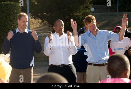 Le Prince William, le Prince Harry et le Prince Seeiso dansent avec les enfants au Mamoheto Network Club pour les enfants touchés par le VIH au Palais du Roi Letsie à Maseru, au Lesotho, le 17 juin 2010. Banque D'Images