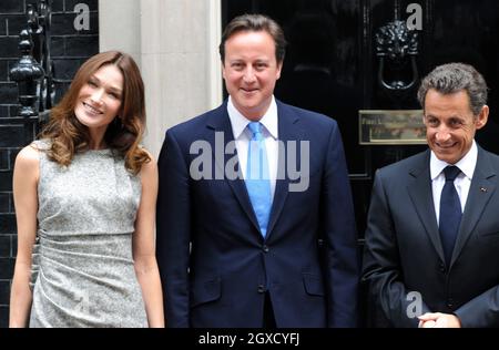 Le Premier ministre David Cameron pose avec le président français Nicolas Sarkozy et son épouse Carla Bruni-Sarkozy au 10 Downing Street Banque D'Images