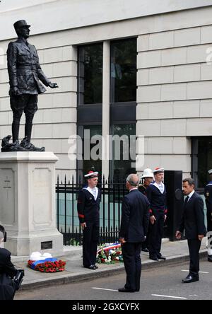 Le président français Nicolas Sarkozy assiste à la pose d’une couronne sur la statue de Charles de Gaulle avec le prince Charles de Galles à Londres Banque D'Images