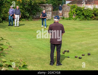 Bols vert couronne anglais.Un groupe de messieurs de haut niveau qui apprécient une partie de pétanque sur les pelouses médiévales de Lewes, dans l'est du Sussex, en Angleterre. Banque D'Images