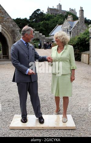 MARAZION, ROYAUME-UNI - JUILLET 12 : le Prince Charles, prince de Galles et la Duchesse Camilla de Cornwall tiennent la main comme ils font des empreintes de leurs pieds pour une troupe lorsqu'ils visitent le mont St Michaels le 12 juillet 2010 à Marazion, Royaume-Uni.Le prince et la duchesse font leur voyage annuel de deux jours à Cornwall.(Photo de Chris Jackson/Getty Images) Banque D'Images