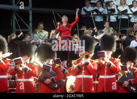 Lesley Garrett se produit à la cérémonie pour nommer le nouveau paquebot Queen Elizabeth II de Cunard à Southampton Docks, en Angleterre Banque D'Images