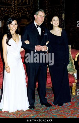 Le Prince Charles, prince de Galles, flanqué de deux Charlie's Angels, a organisé un dîner pour les actrices Lucy Liu (à gauche) et Drew Barrymore au Palais St James, en aide à Prince's Trust Banque D'Images