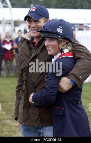 Photo de Zara Phillips et Mike Tindall.La petite-fille de la Reine Zara Phillips s'est engagée auprès de son ami à long terme Mike Tindall, a déclaré le palais de Buckingham aujourd'hui, le 21 décembre 2010.Zara Phillips reçoit un câlin de l'ami Mark Tindall après avoir terminé la finale de l'événement de saut de spectacle avec une ronde claire pour devenir champion d'Europe aux Championnats d'Evêt européens de Blenheim Petplan tenus au Palais de Blenheim le 11 septembre 2005 à Blenheim, en Angleterre.(Photo d'Anwar Hussein) Banque D'Images