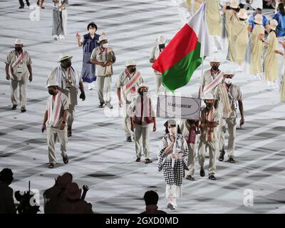23 JUILLET 2021 - TOKYO, JAPON: Les porteurs de drapeau de Madagascar Damiella Nomenjanahary et Éric Andriantsitohaina entrent dans le stade olympique avec leur deleg Banque D'Images