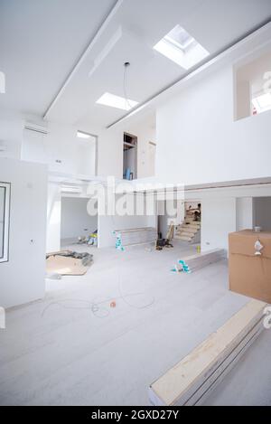 Intérieur d'un élégant élégant et moderne appartement à deux niveaux avec murs blancs bientôt prêt à bouger Banque D'Images