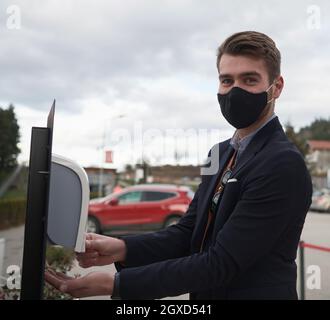 Les clients du restaurant se lavant les mains à l'aide d'un gel désinfectant automatique. Prévention des coronavirus dans un restaurant de café pendant la corona viru Banque D'Images