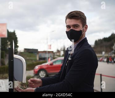 Les clients du restaurant se lavant les mains à l'aide d'un gel désinfectant automatique. Prévention des coronavirus dans un restaurant de café pendant la corona viru Banque D'Images