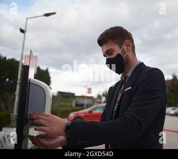 Les clients du restaurant se lavant les mains à l'aide d'un gel désinfectant automatique. Prévention des coronavirus dans un restaurant de café pendant la corona viru Banque D'Images