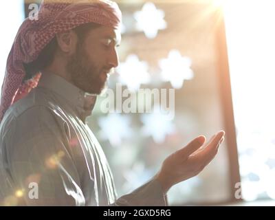 La prière musulmane à l'intérieur de la mosquée à namaz adorera Allah Banque D'Images