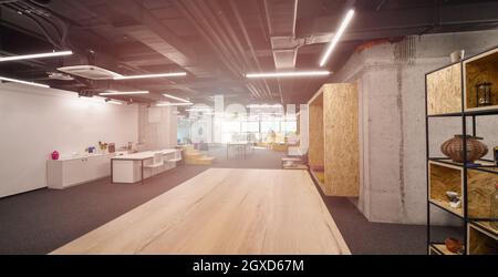 Jeunes développeurs de logiciels profitant de la pause dans l'espace de détente moderne lumineux Open Plan Office Banque D'Images