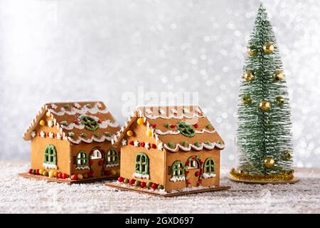 Maison en pain d'épice de Noël sur une table en bois Banque D'Images