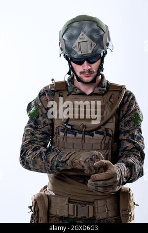 Libre de la guerre moderne de protection mains soldat mettre des gants de combat fond blanc Banque D'Images