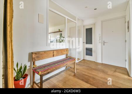 Vue arrière de la femme voyageur à cheveux noirs non reconnaissable dans une ambiance décontractée Porter un train à bord à la gare de Colombo à Sri Lanka Banque D'Images